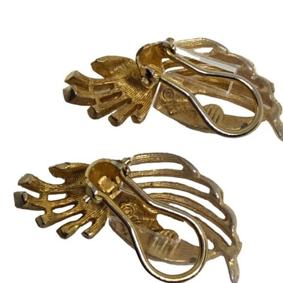 Vintage signed BSK Clip On Earrings Gold Tone Texturized Leaf Mid Century Modern - Picture 10 of 16